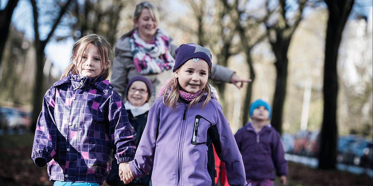 Für die Kinder der St. Marien Kita geht es bei jedem Wetter raus.