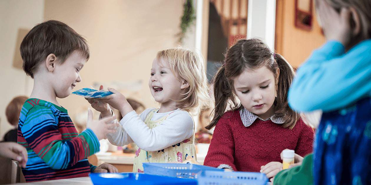 Beim Spielen und Experimentieren in der Kita St. Marien Ottensen lernen Kinder.